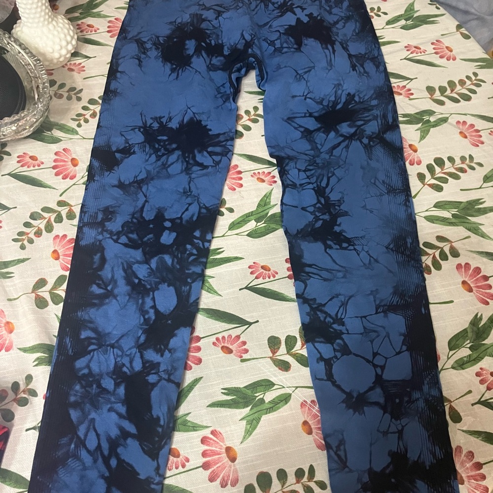 Women’s tie dye scrunch butt leggings XL